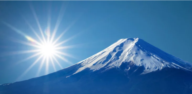 富士山と一緒に初日の出を|湖畔・山頂・温泉…あなたはどこから眺める? | YAMORI Magazine